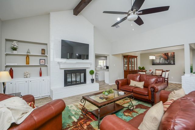 114 Springs Edge Drive, Conroe, TX 77356