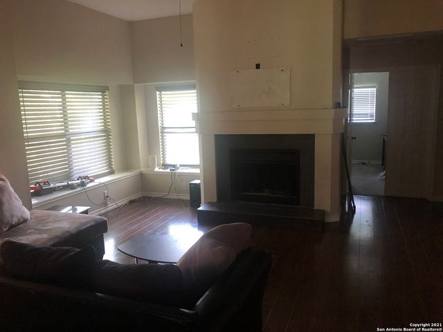 8515 Maple Ridge Dr, San Antonio, TX 78239