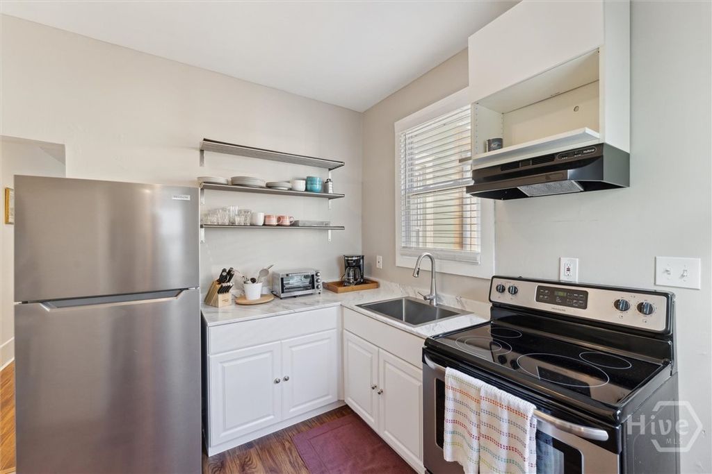 Image 14 of property listing at 534 E Gordon Lane, Savannah, GA 31401