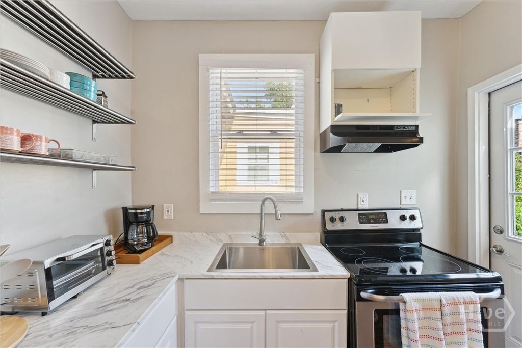 Image 17 of property listing at 534 E Gordon Lane, Savannah, GA 31401