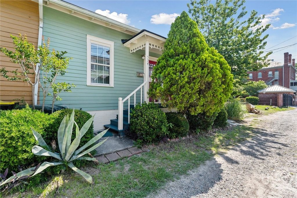 Image 4 of property listing at 534 E Gordon Lane, Savannah, GA 31401