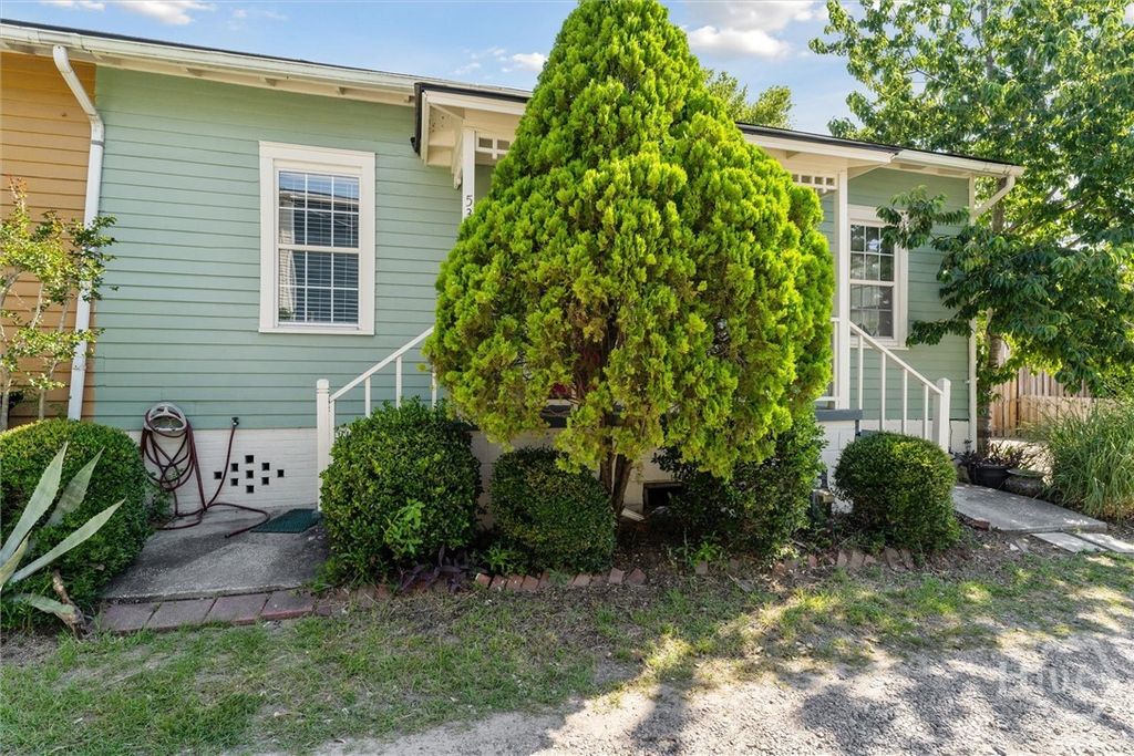 Image 6 of property listing at 534 E Gordon Lane, Savannah, GA 31401