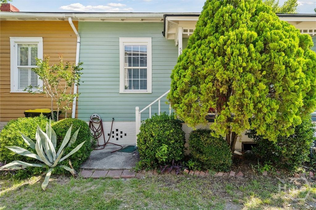 Image 7 of property listing at 534 E Gordon Lane, Savannah, GA 31401