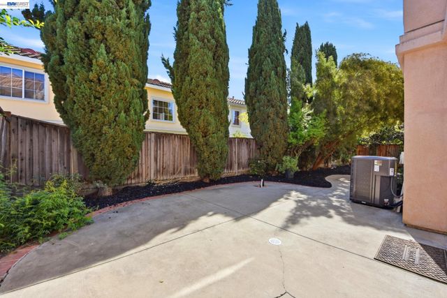 110 Pear LN, Union City, CA 94587