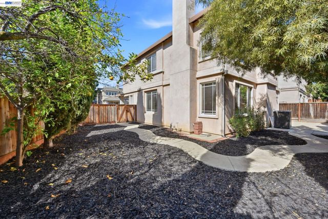 110 Pear LN, Union City, CA 94587