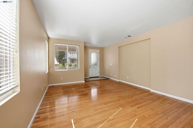 110 Pear LN, Union City, CA 94587