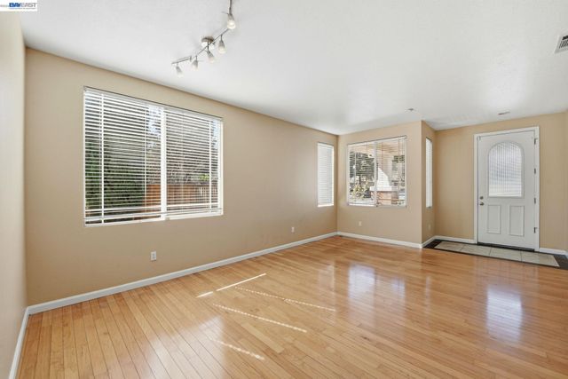 110 Pear LN, Union City, CA 94587