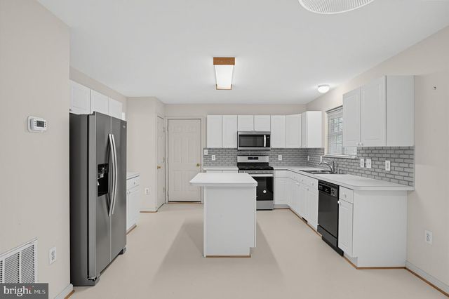 9514 HICKORY HILL DR, Fredericksburg, VA 22408
