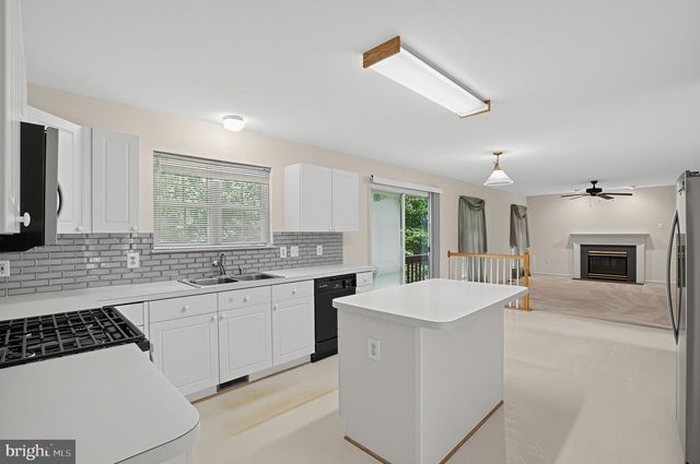 9514 HICKORY HILL DR, Fredericksburg, VA 22408