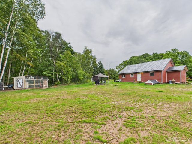 6909 N Connors Road, Munising, MI 49862