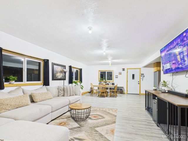 6909 N Connors Road, Munising, MI 49862