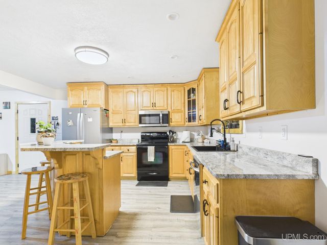 6909 N Connors Road, Munising, MI 49862