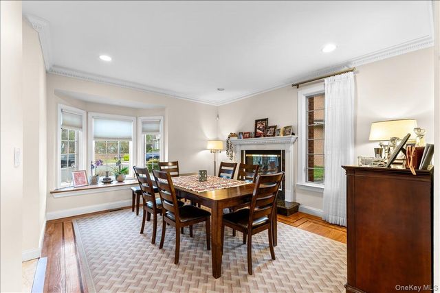 8 Wesey Court, Great Neck, NY 11024