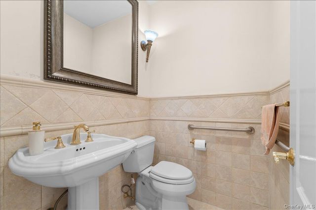8 Wesey Court, Great Neck, NY 11024