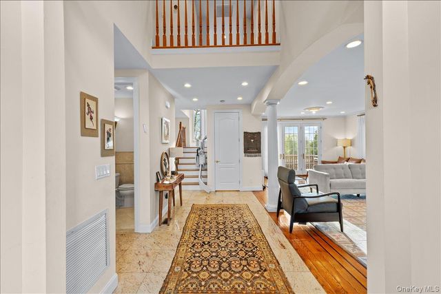 8 Wesey Court, Great Neck, NY 11024