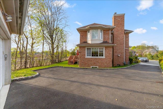 8 Wesey Court, Great Neck, NY 11024