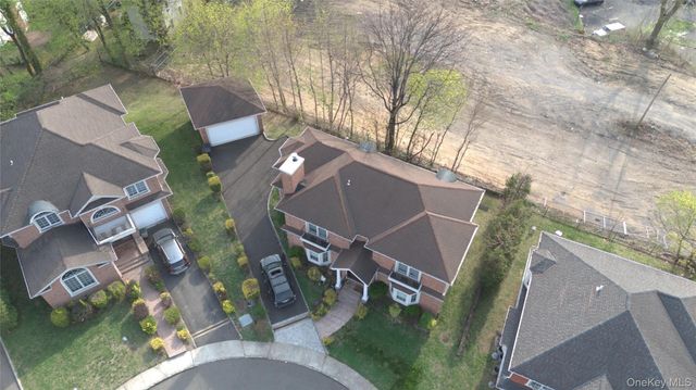 8 Wesey Court, Great Neck, NY 11024
