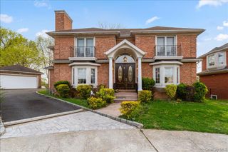 8 Wesey Court, Great Neck, NY 11024