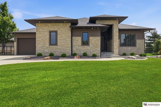 9700 Thornwood Circle, Lincoln, NE 68512