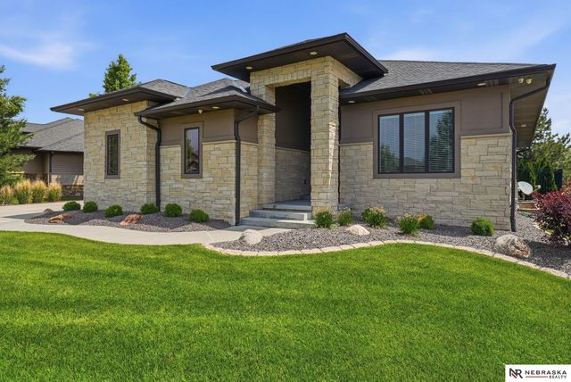 9700 Thornwood Circle, Lincoln, NE 68512