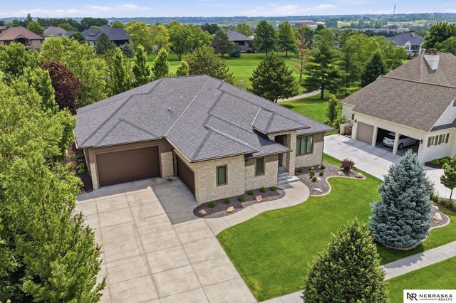 9700 Thornwood Circle, Lincoln, NE 68512