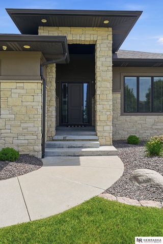 9700 Thornwood Circle, Lincoln, NE 68512