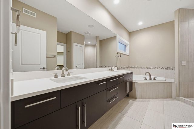 9700 Thornwood Circle, Lincoln, NE 68512