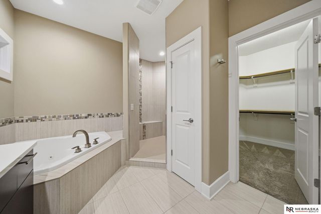9700 Thornwood Circle, Lincoln, NE 68512