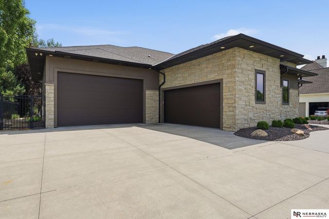 9700 Thornwood Circle, Lincoln, NE 68512