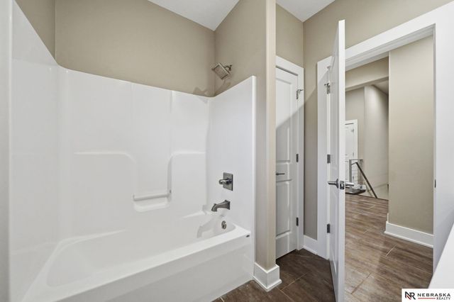 9700 Thornwood Circle, Lincoln, NE 68512