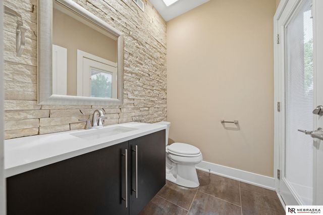 9700 Thornwood Circle, Lincoln, NE 68512