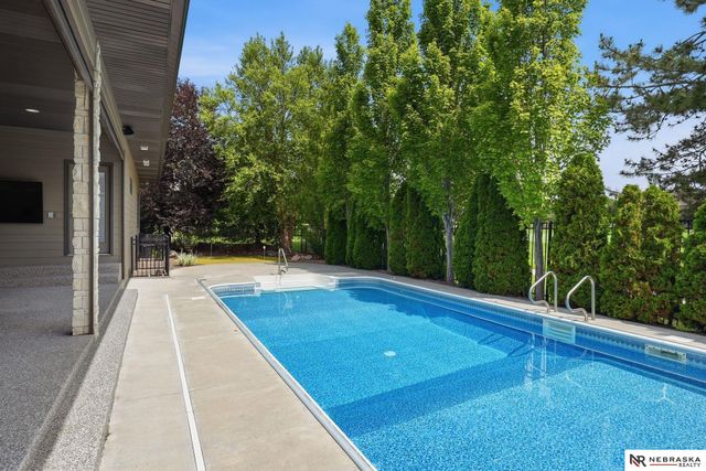 9700 Thornwood Circle, Lincoln, NE 68512