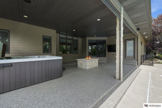 9700 Thornwood Circle, Lincoln, NE 68512