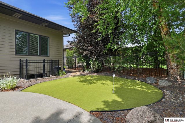9700 Thornwood Circle, Lincoln, NE 68512