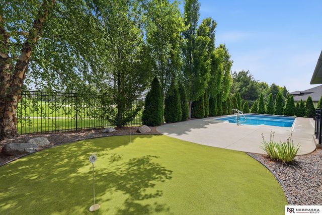 9700 Thornwood Circle, Lincoln, NE 68512