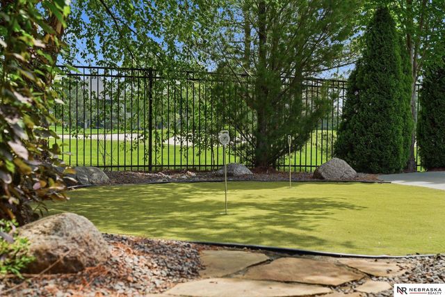 9700 Thornwood Circle, Lincoln, NE 68512