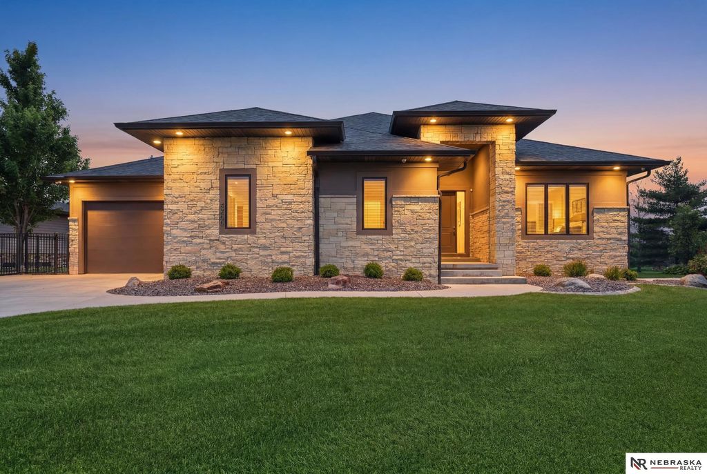 9700 Thornwood Circle, Lincoln, NE 68512