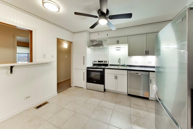 700 N Bruce Lane 312, Glenwood, IL 60425