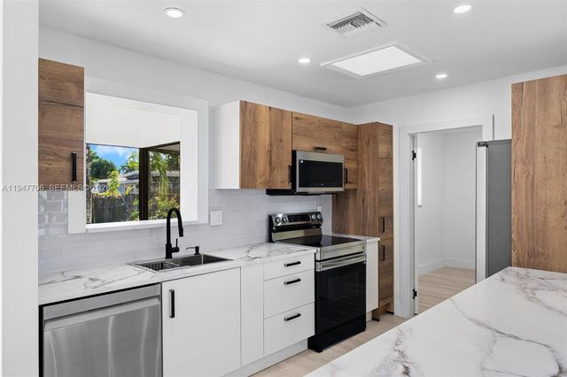 709 SW 4th Ct, Hallandale Beach, FL 33009