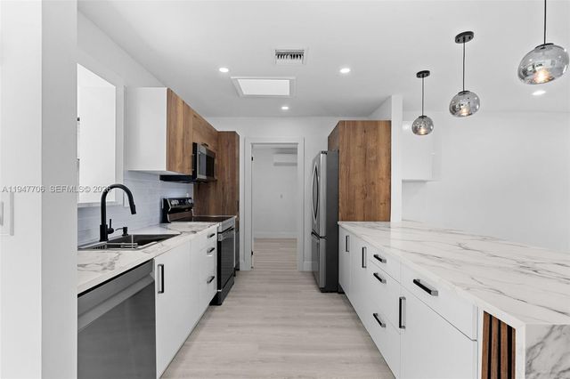 709 SW 4th Ct, Hallandale Beach, FL 33009