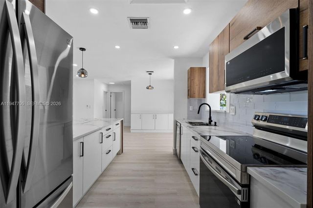 709 SW 4th Ct, Hallandale Beach, FL 33009