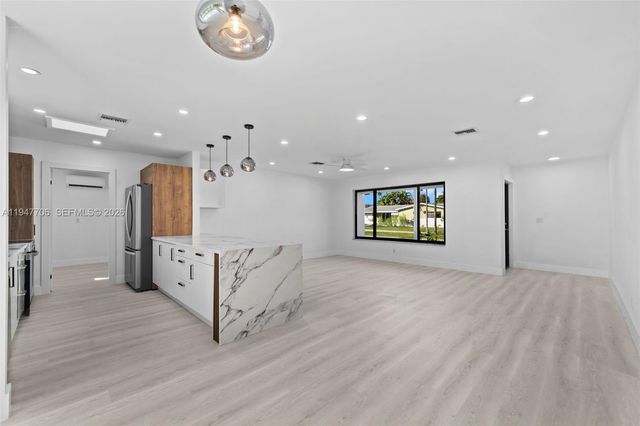 709 SW 4th Ct, Hallandale Beach, FL 33009