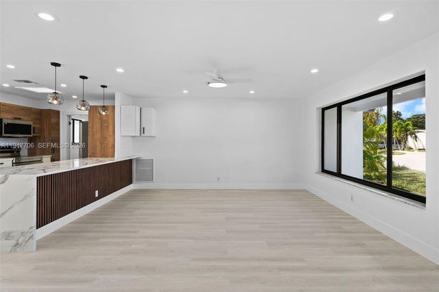 709 SW 4th Ct, Hallandale Beach, FL 33009