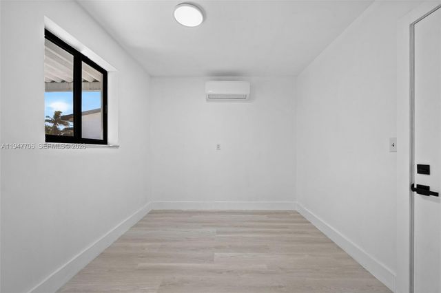 709 SW 4th Ct, Hallandale Beach, FL 33009