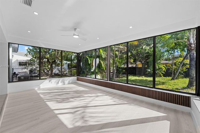 709 SW 4th Ct, Hallandale Beach, FL 33009