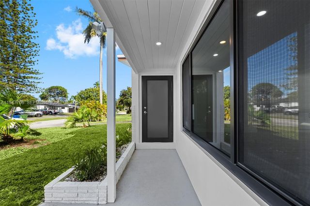 709 SW 4th Ct, Hallandale Beach, FL 33009