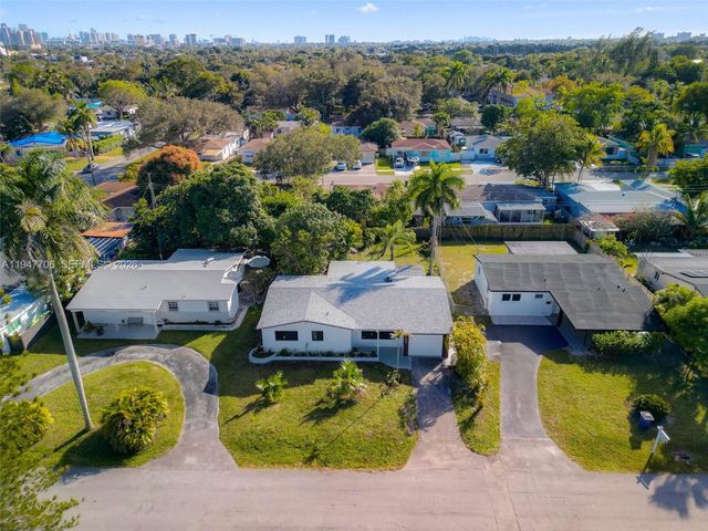 709 SW 4th Ct, Hallandale Beach, FL 33009