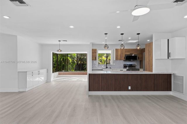 709 SW 4th Ct, Hallandale Beach, FL 33009