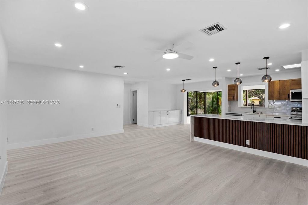 709 SW 4th Ct, Hallandale Beach, FL 33009