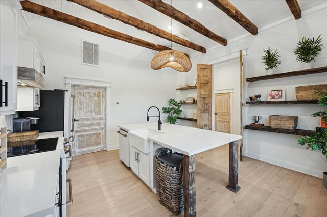 833 Fm 954, Round Top, TX 78954